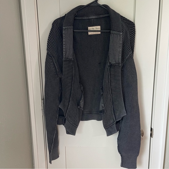 Free People‎ We The Free Worn Thru Surplus Cardi Sweater Charcoal Gray L Open - Picture 1 of 6